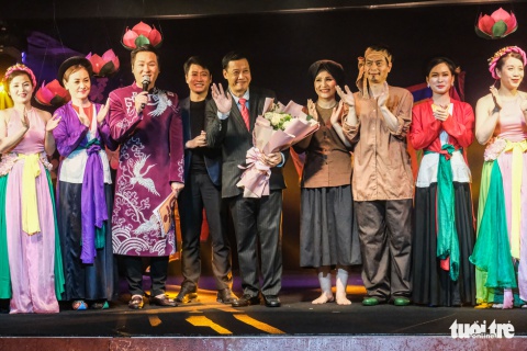 Ông Nguyễn Tiến Dũng - giám đốc Nhà hát Múa rối Việt Nam - cùng các diễn viên, nghệ sĩ cảm ơn khán giả sau buổi diễn - Ảnh: MAI THƯƠNG